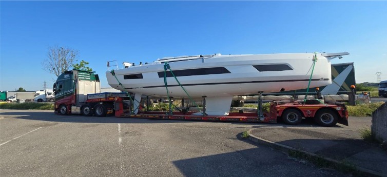5 Reasons Why Transporting Your Boat by Truck Is Often Better Than by Sea
