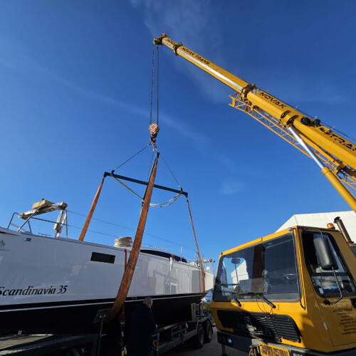 Boat transport to dry marina