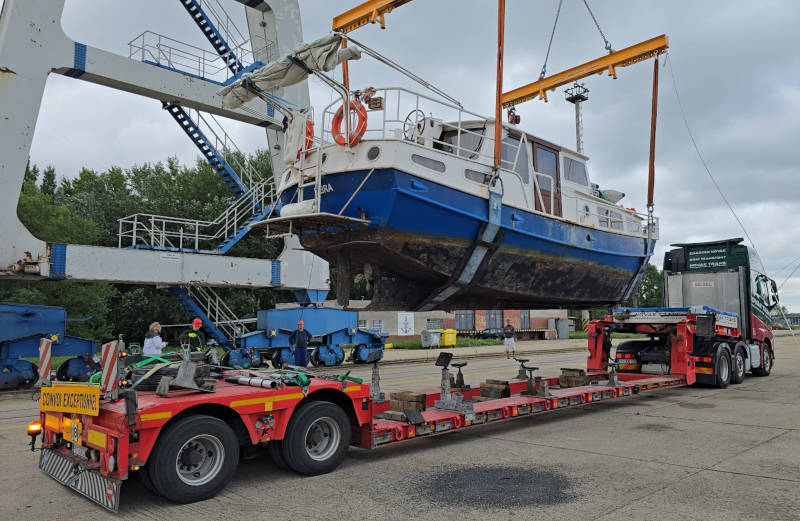 Hauling out yachts for maintenance